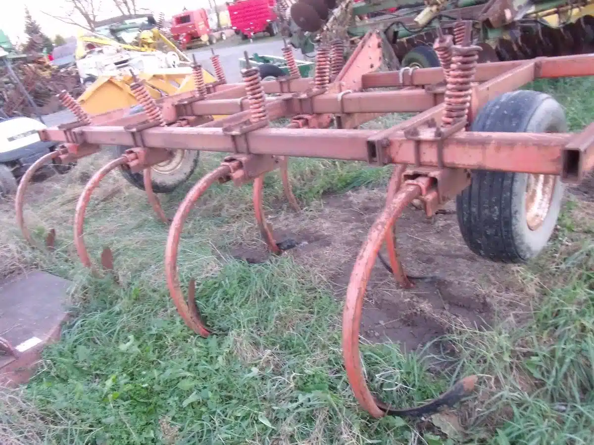 Gallery image 2 for Used Allis Chalmers 1600 Chisel Plow
