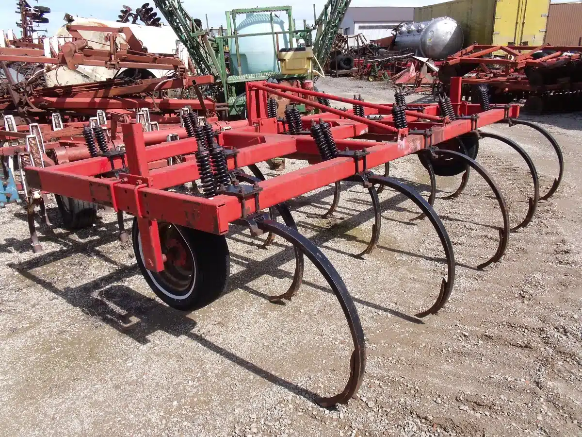 Gallery image 2 for Used International Harvester 5500 Chisel Plow