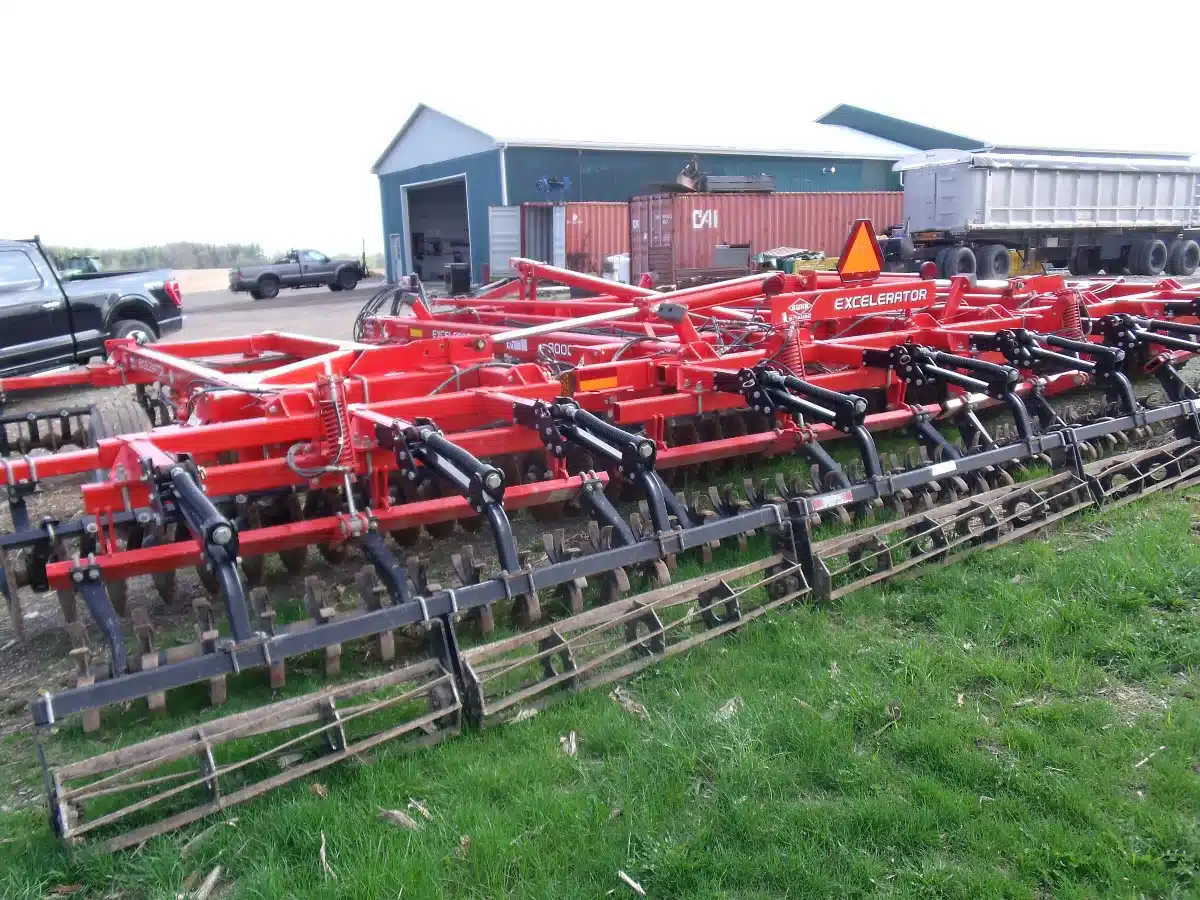 Gallery image 2 for Used Kuhn Excelerator 8000 Vertical Tillage