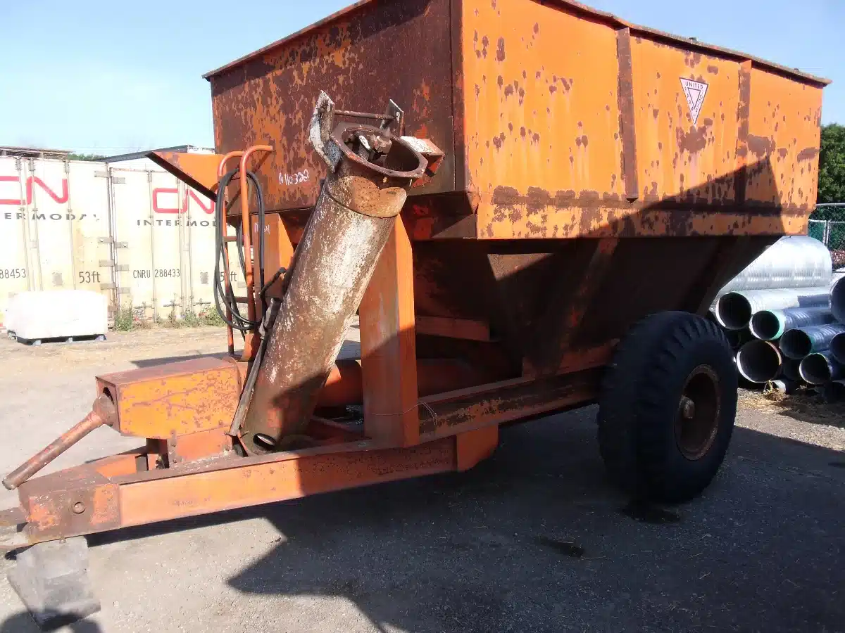 Gallery image 2 for Used UFT 400 Bushel Grain Cart