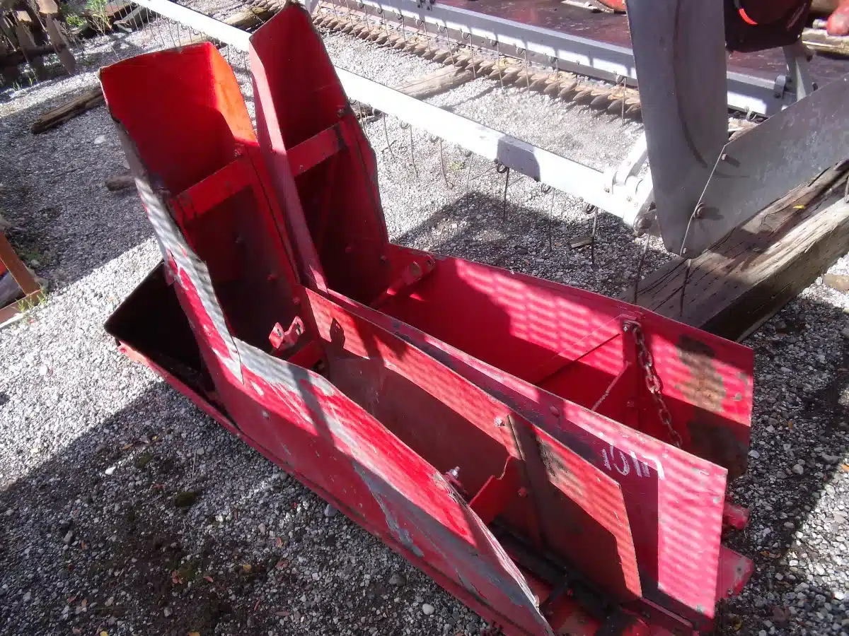 Gallery image 2 for Used Massey Ferguson 2381 Header - Flex