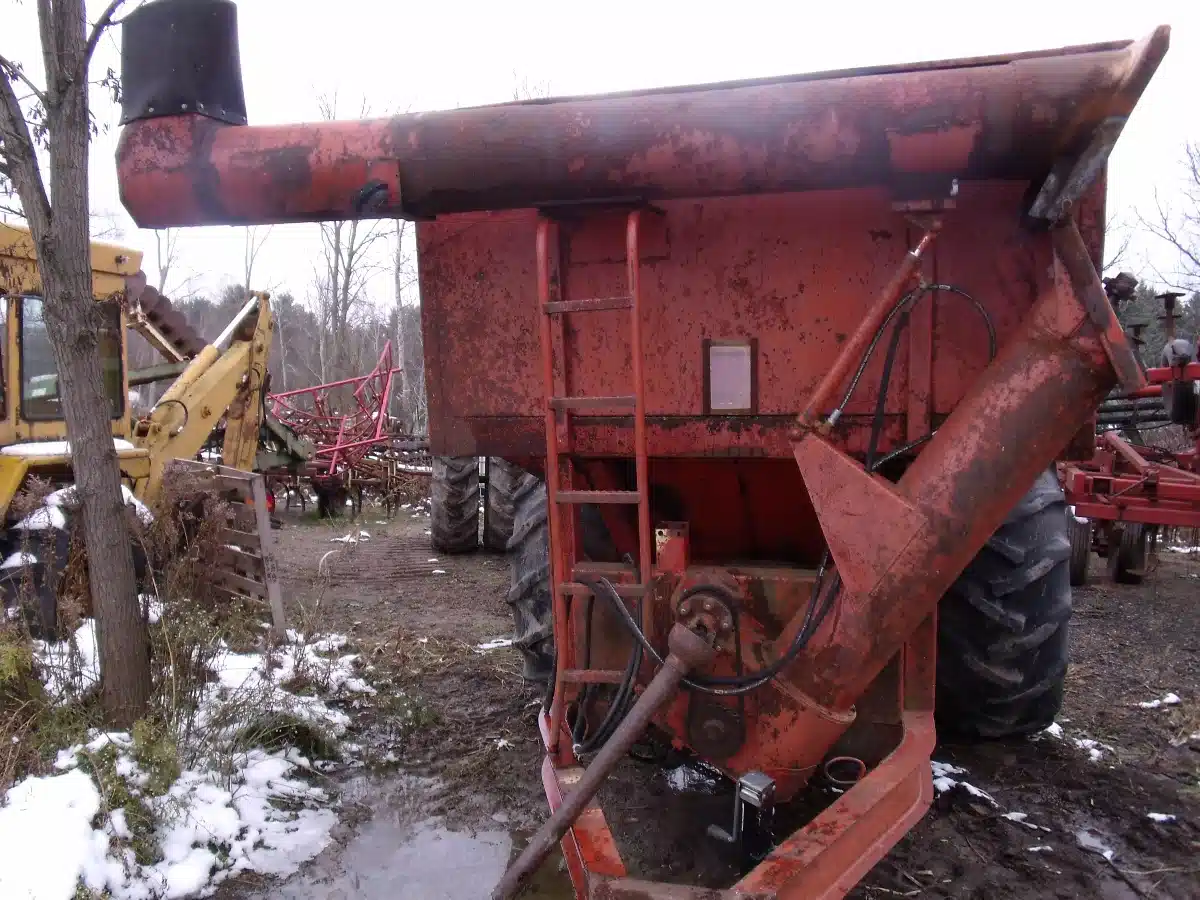 Gallery image 2 for Used UFT 444 Grain Cart