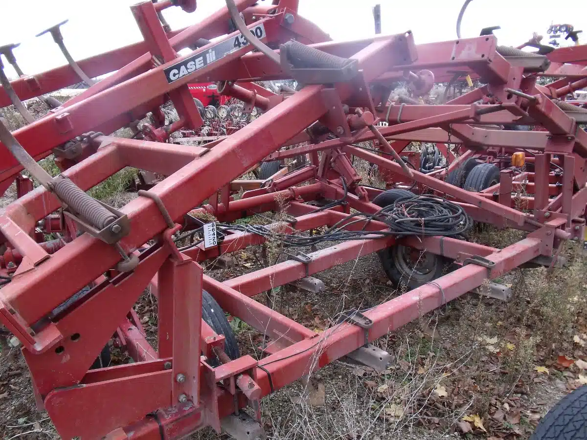 Gallery image 2 for Case IH 4300 Cultivator