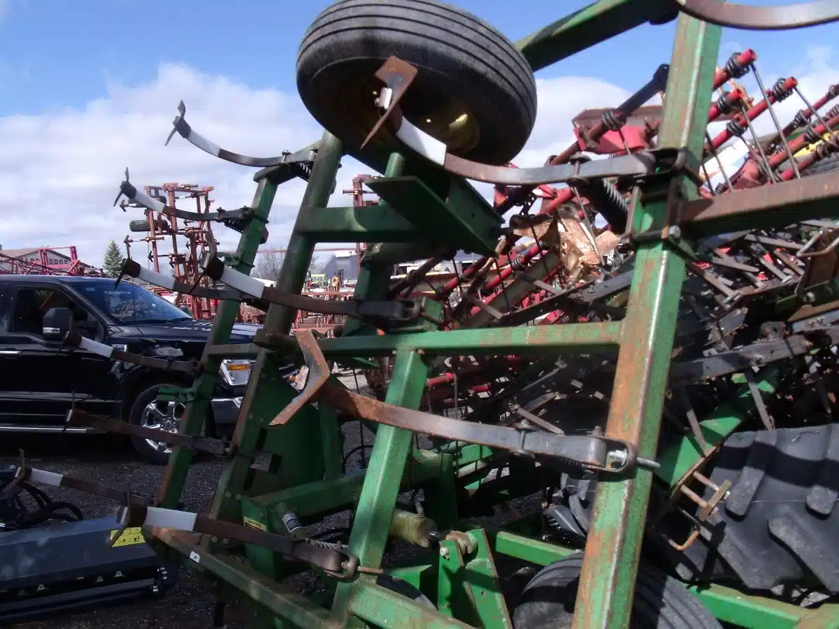 Gallery image 2 for John Deere 960 Cultivator