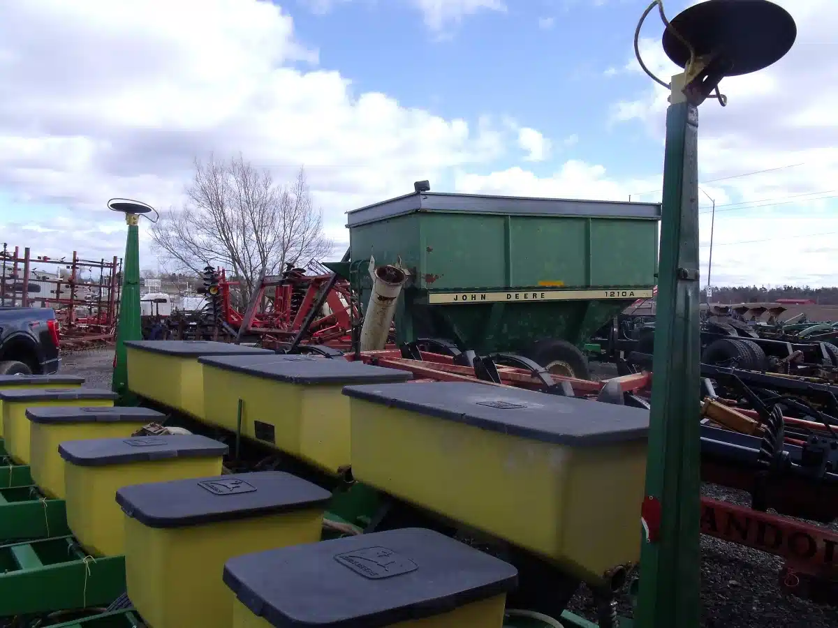 Gallery image 2 for John Deere 7000 Planter