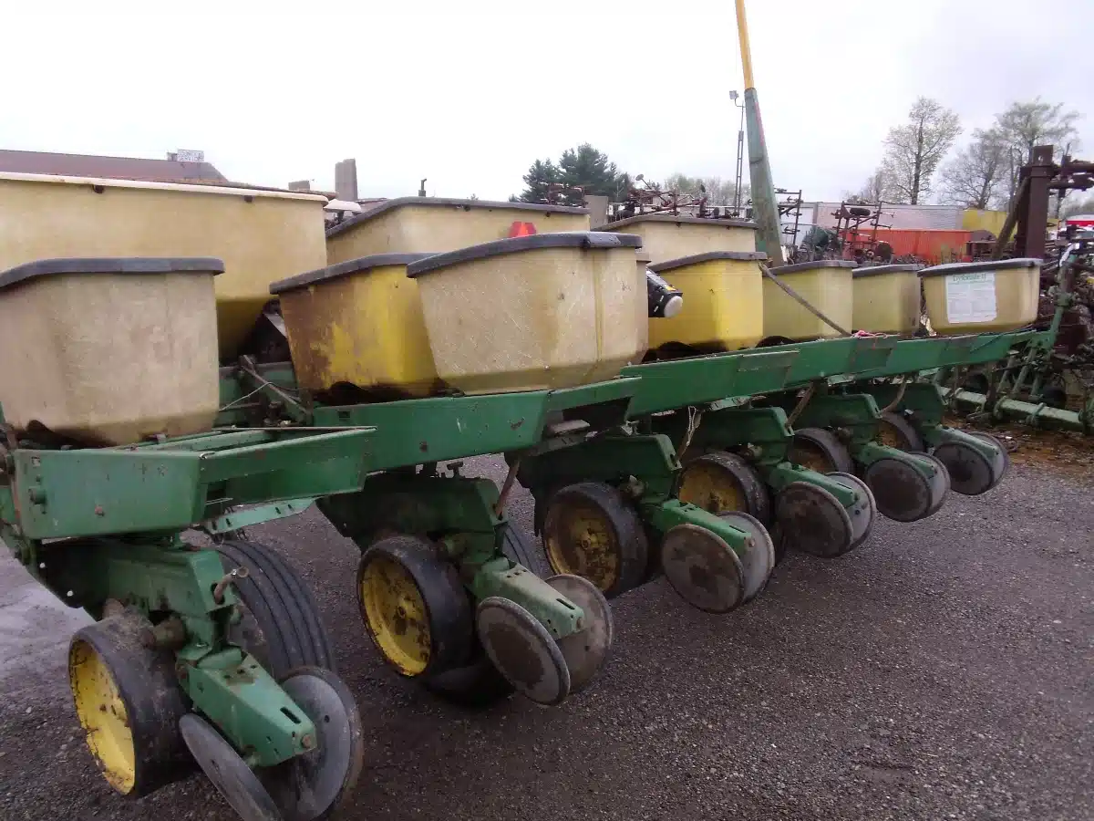 Photo de la Galerie 1 pour John Deere 7000 Planteur
