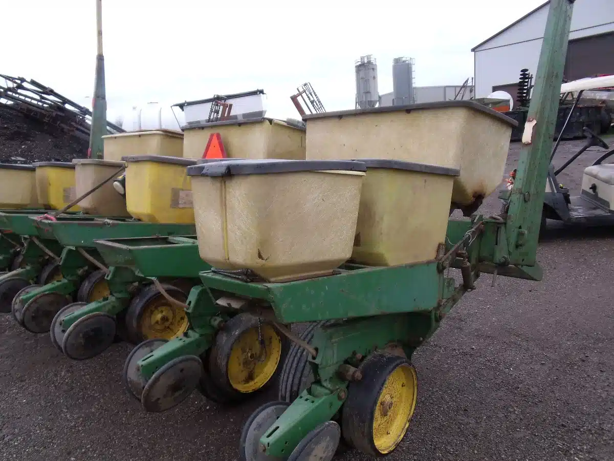 Photo de la Galerie 2 pour John Deere 7000 Planteur