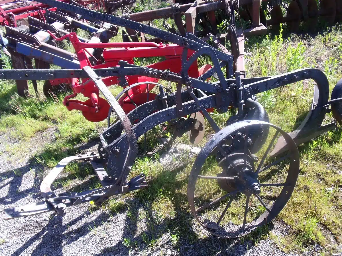 Photo de la Galerie 2 pour International Harvester 2 furrow Charrue