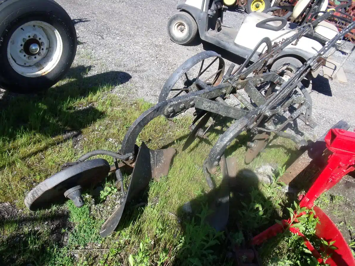 Photo de la Galerie 1 pour International Harvester 2 furrow Charrue
