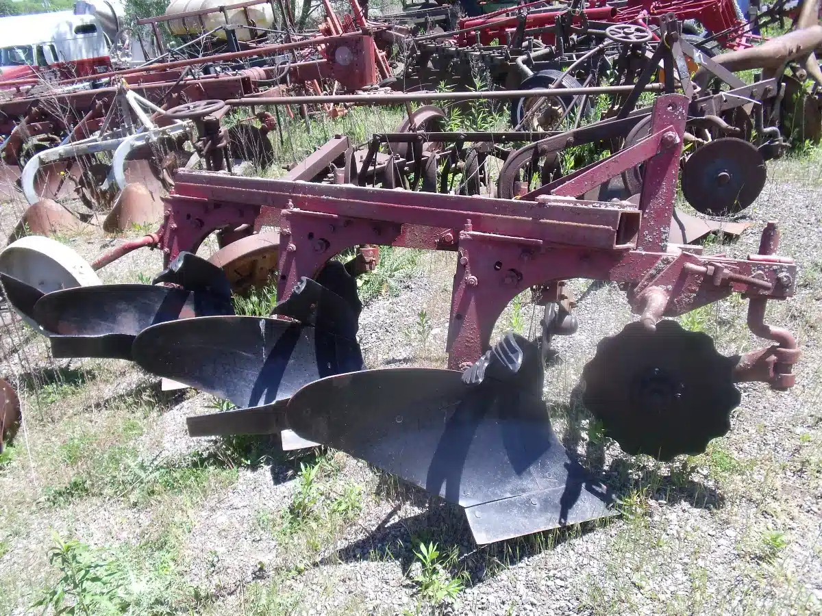 Gallery image 1 for International Harvester 530 Plow