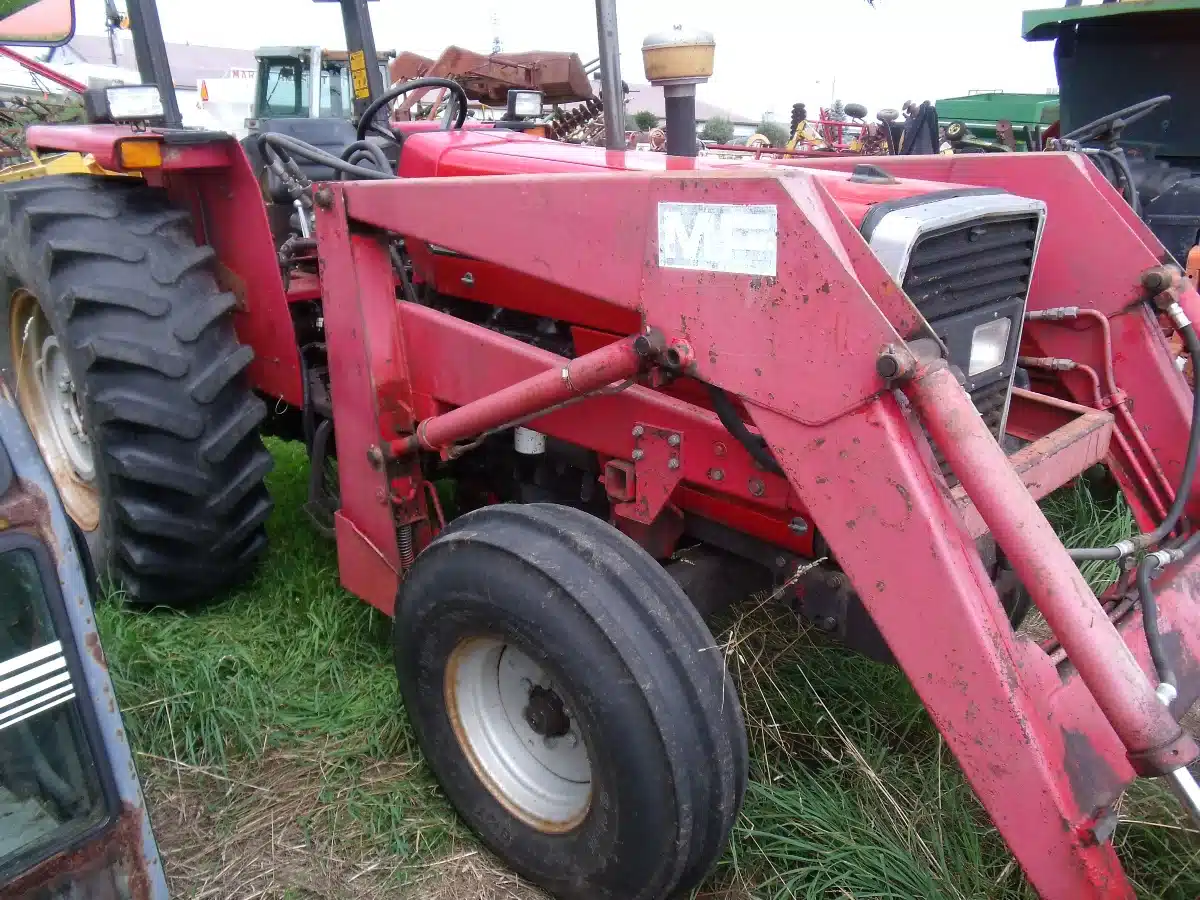 Photo de la Galerie 1 pour Massey Ferguson 390 Tracteur avec chargeur