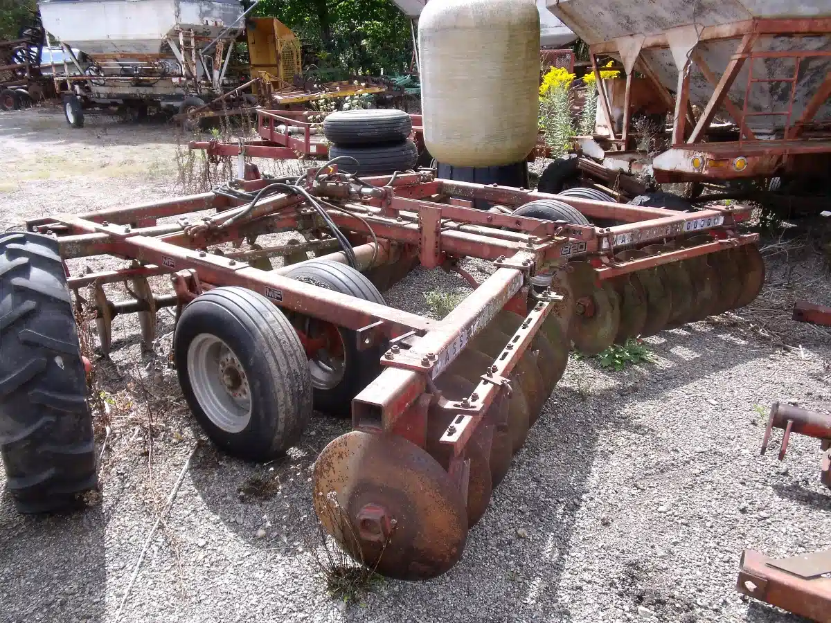 Photo de la Galerie 2 pour Massey Ferguson 820 Disque