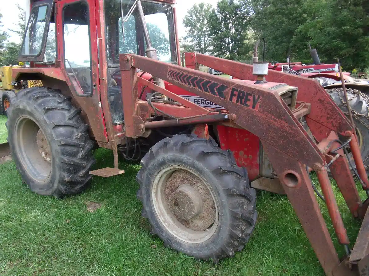 Photo de la Galerie 1 pour Massey Ferguson 274 Tracteur avec chargeur