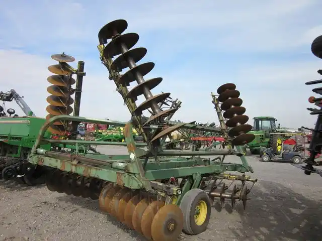 Gallery image 2 for Used John Deere 230 Disc