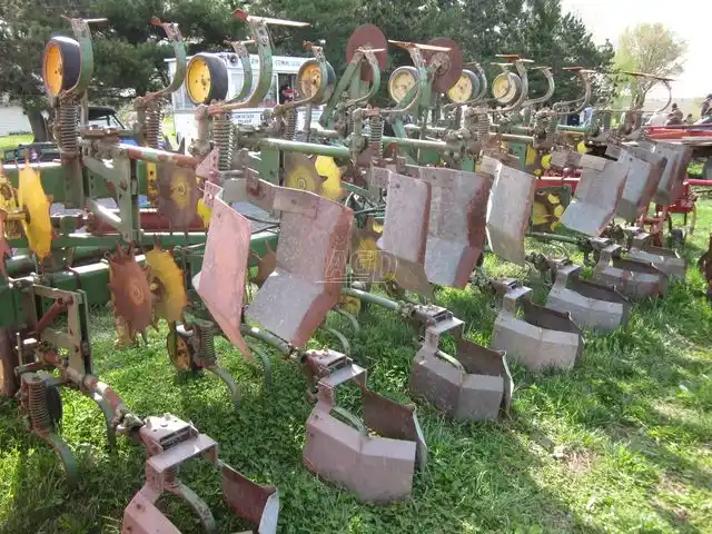 Gallery image 1 for Used John Deere 85 Cultivator