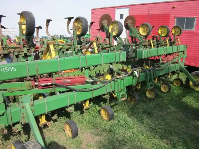 Gallery image 2 for Used John Deere 85 Cultivator