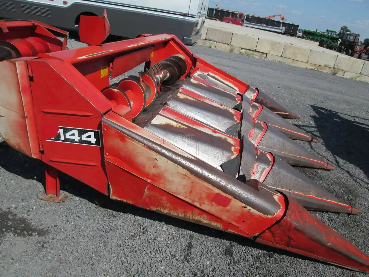 Gallery image 2 for Used Massey Ferguson 1144 Header - Row Crop
