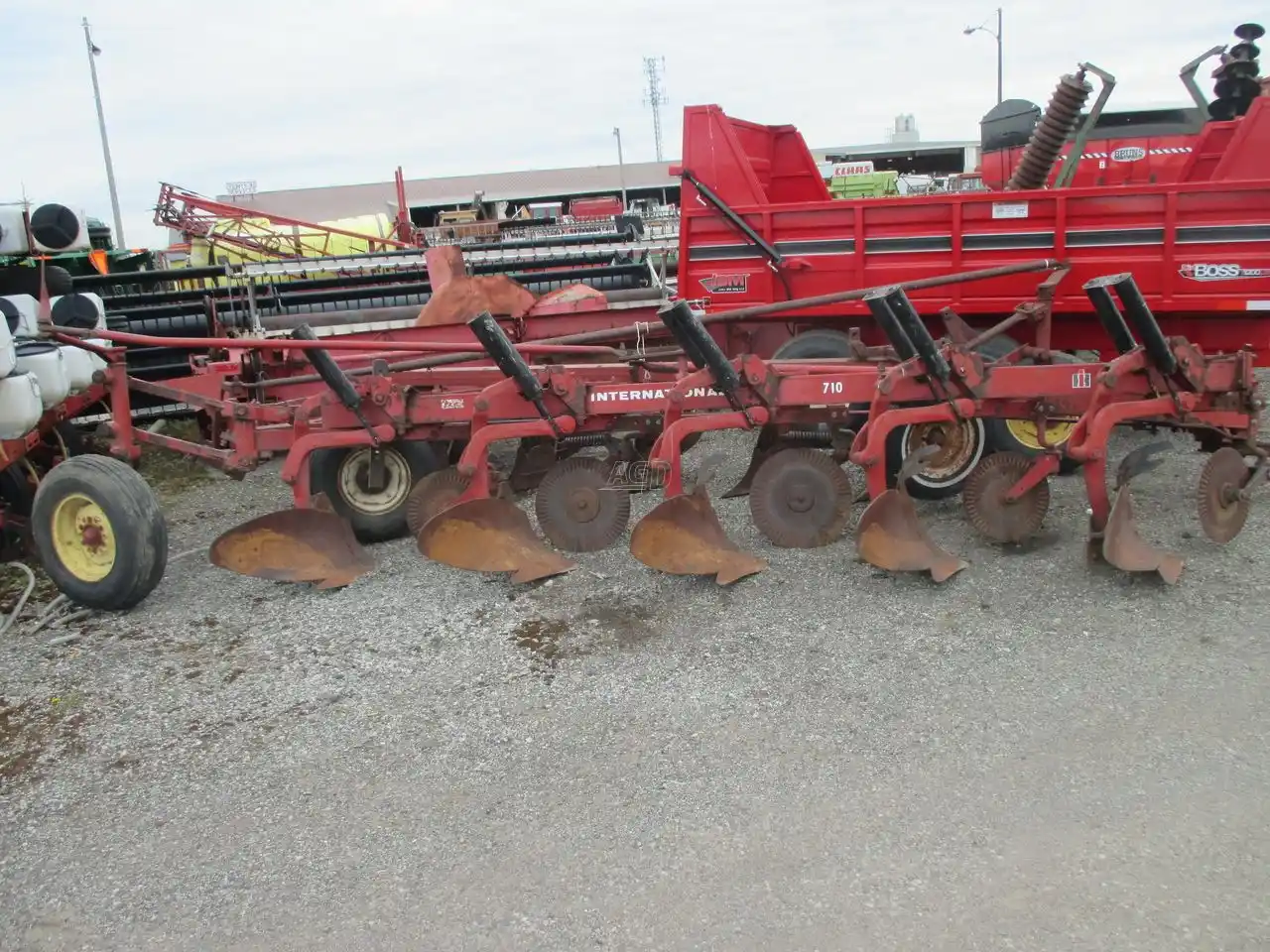 Gallery image 2 for Used International Harvester 710 Plow