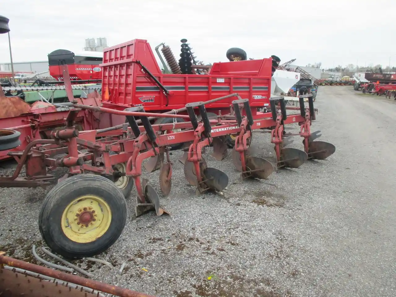 Gallery image 1 for Used International Harvester 710 Plow