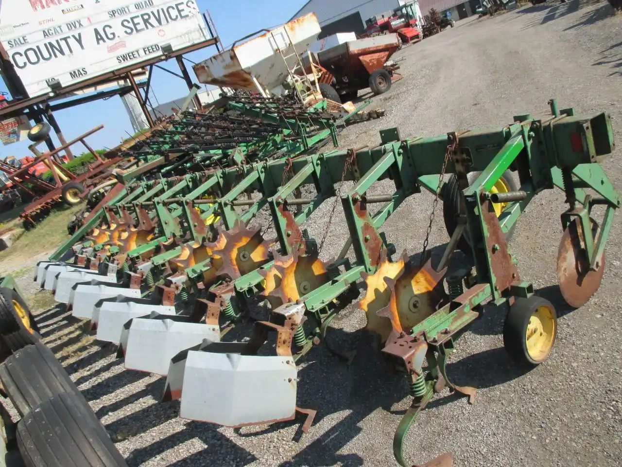 Gallery image 2 for Used John Deere 825 Cultivator
