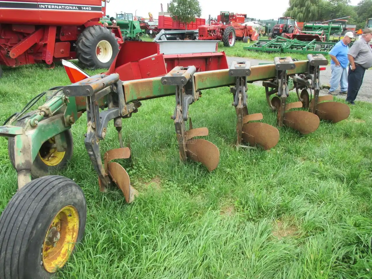 Gallery image 2 for Used John Deere 2800 Plow