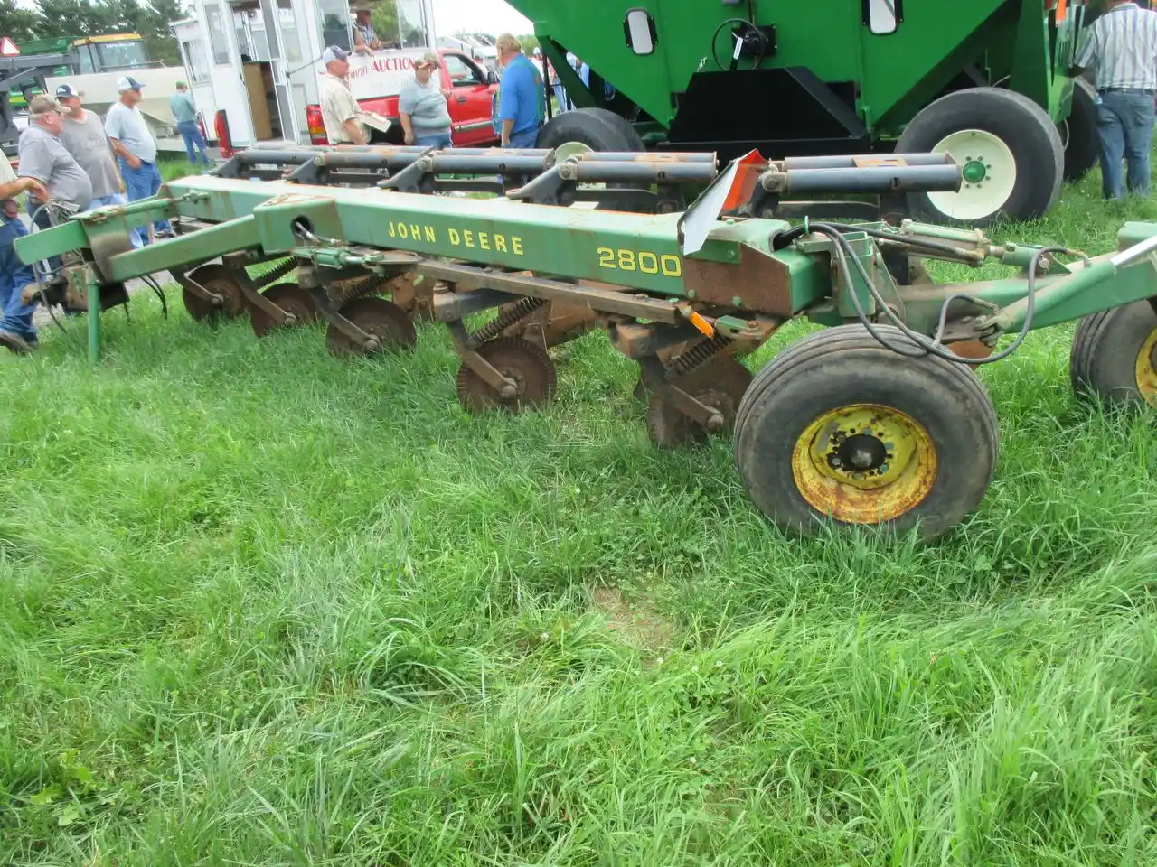 Gallery image 1 for Used John Deere 2800 Plow