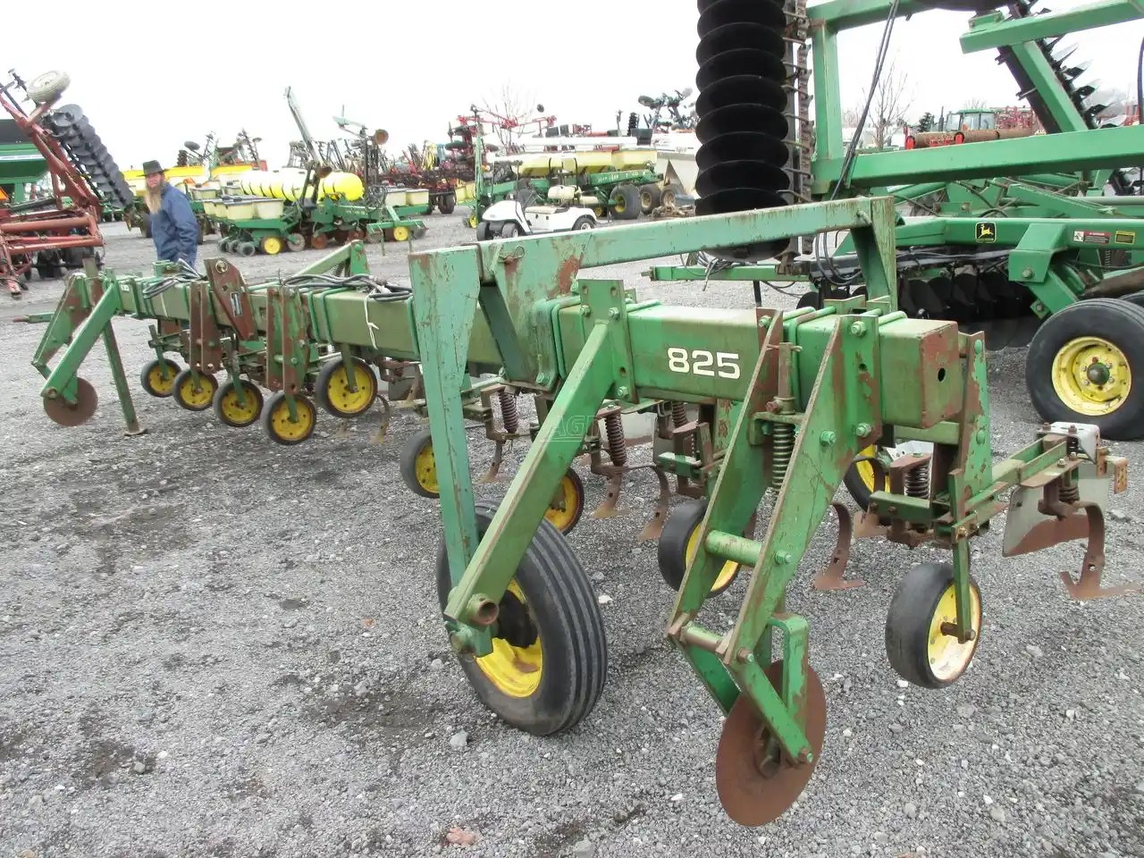 Gallery image 2 for Used John Deere 825 Cultivator