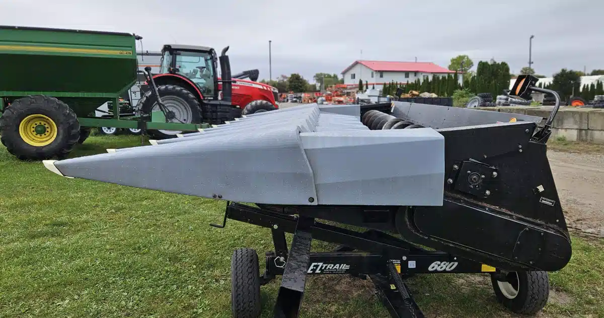 Gallery image 2 for Used 1998 Gleaner 830 Header - Row Crop