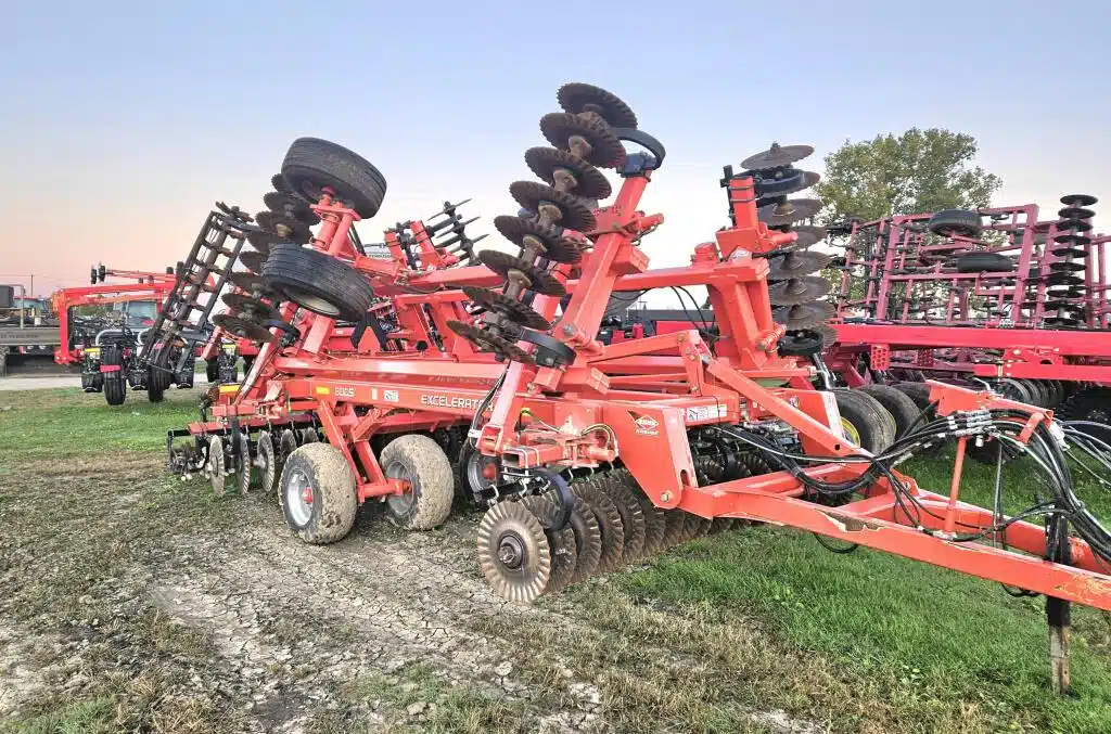 Gallery image 2 for Used 2017 Kuhn Krause 8005-20 Vertical Tillage