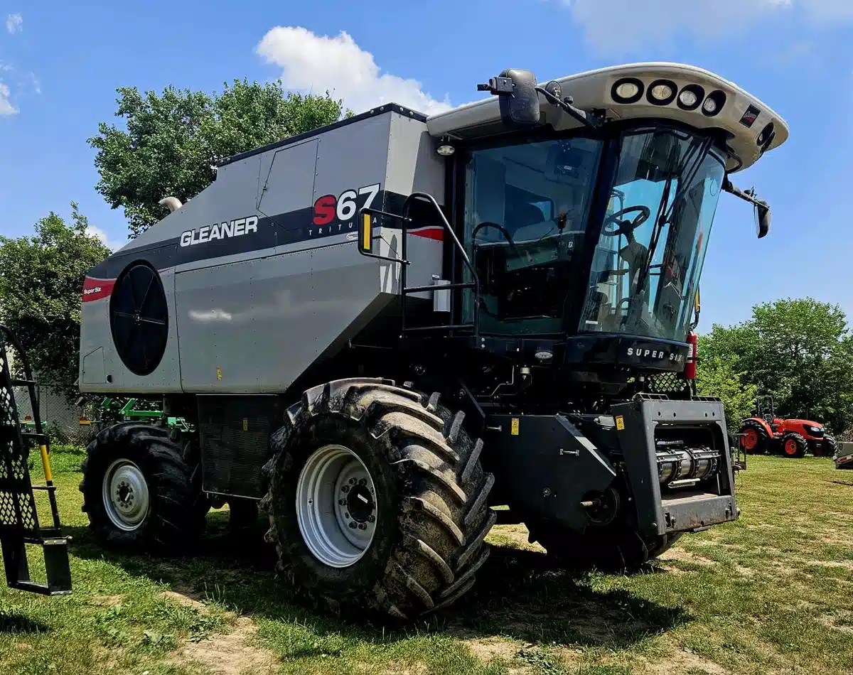 Gallery image 2 for Used 2014 Gleaner S67 Combine