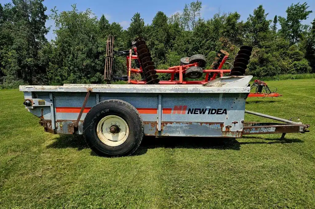 Gallery image 2 for Used New Idea 3622 Manure Spreader