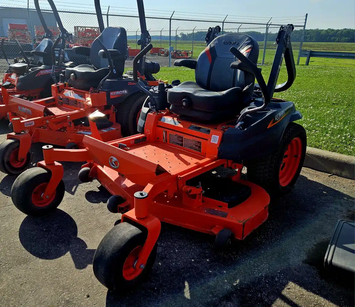 Gallery image 2 for Kubota Z422KW-54 Mower - Zero Turn