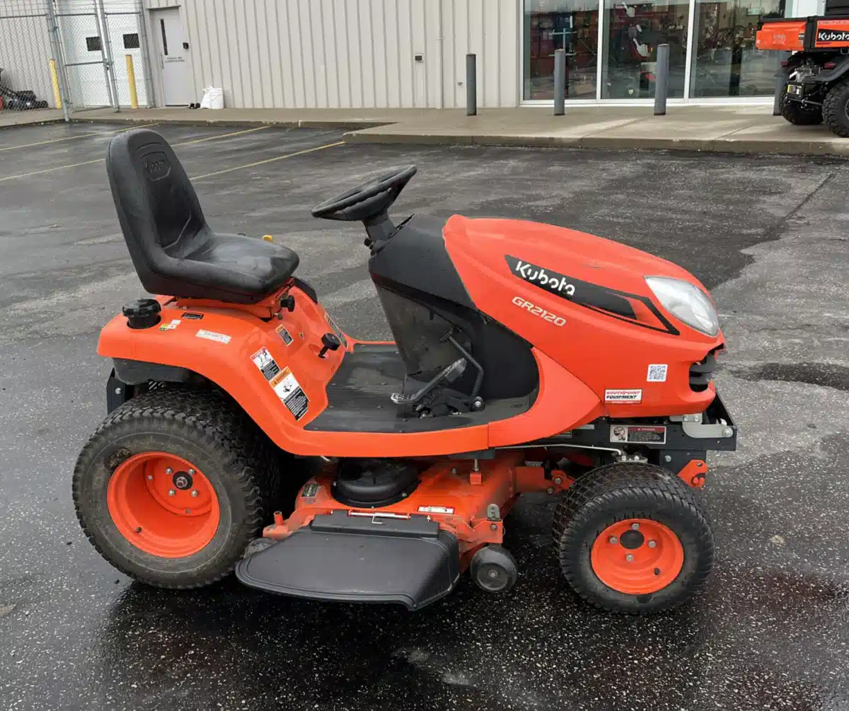 Gallery image 1 for 2023 Kubota GR2120-48 Lawn Tractor
