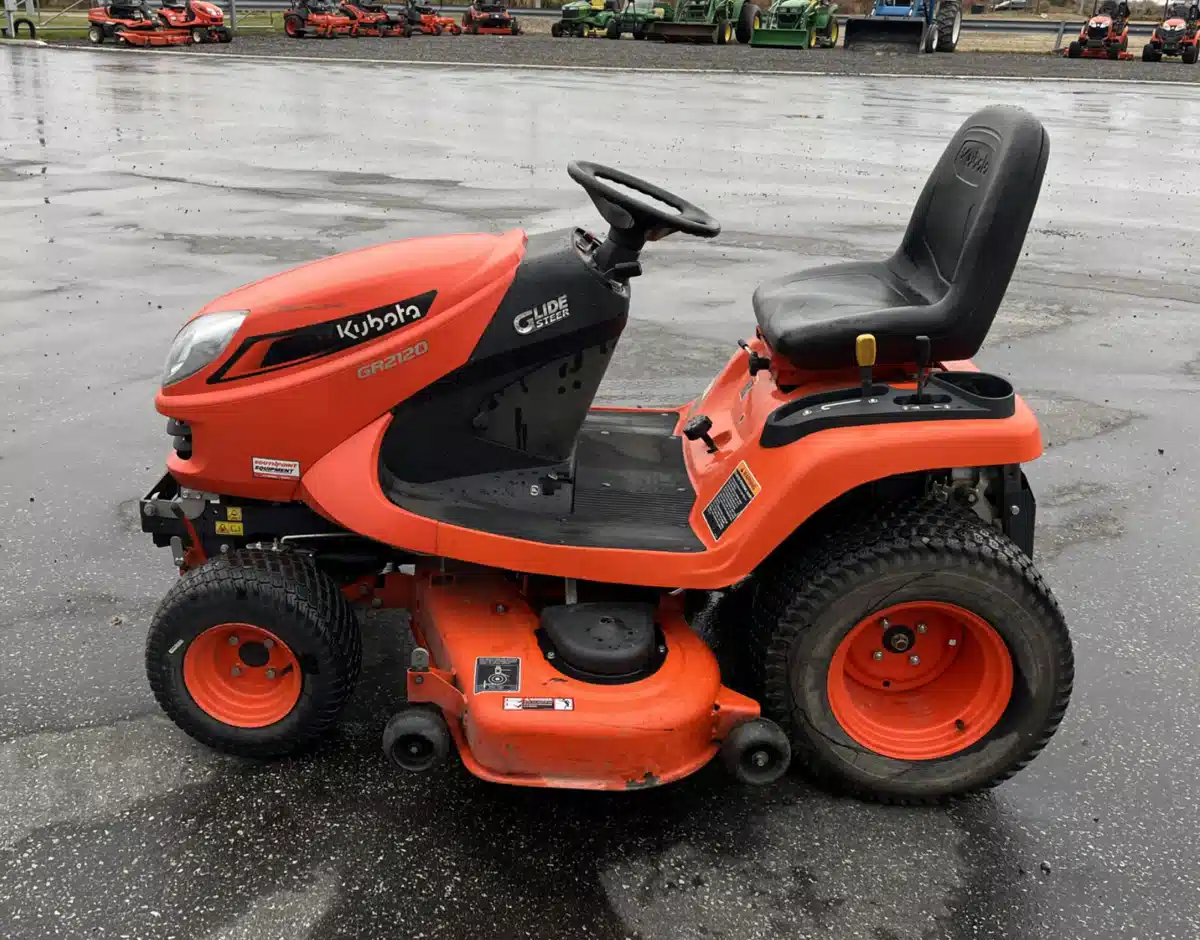 Gallery image 2 for 2023 Kubota GR2120-48 Lawn Tractor