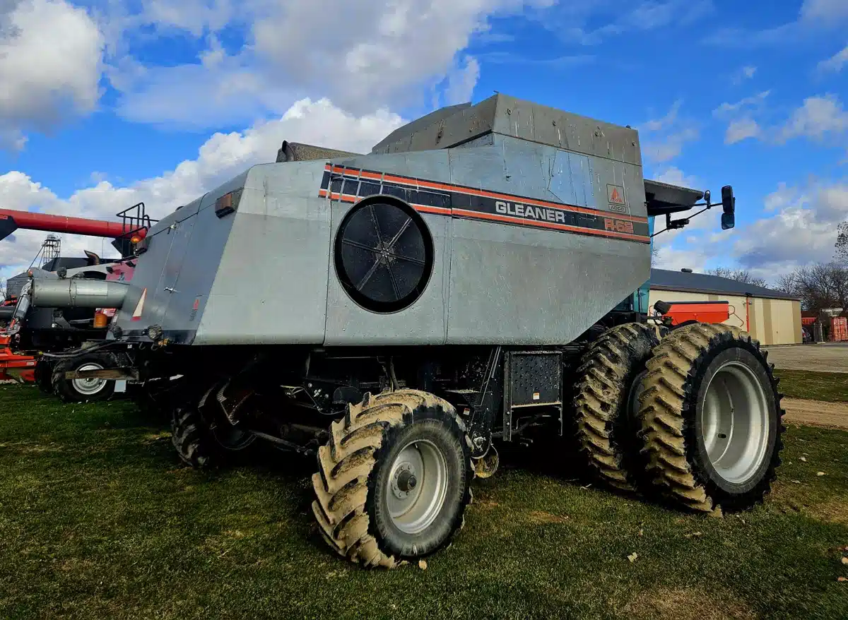 Gallery image 2 for Used 1996 Gleaner R62 Combine