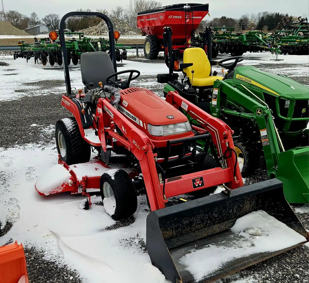 Gallery image 2 for 2004 Massey Ferguson GC2300 Tractor