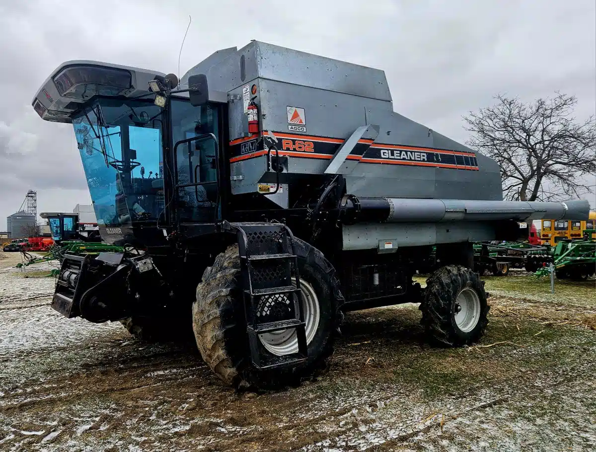 Gallery image 2 for Used 1993 Gleaner R62 Combine