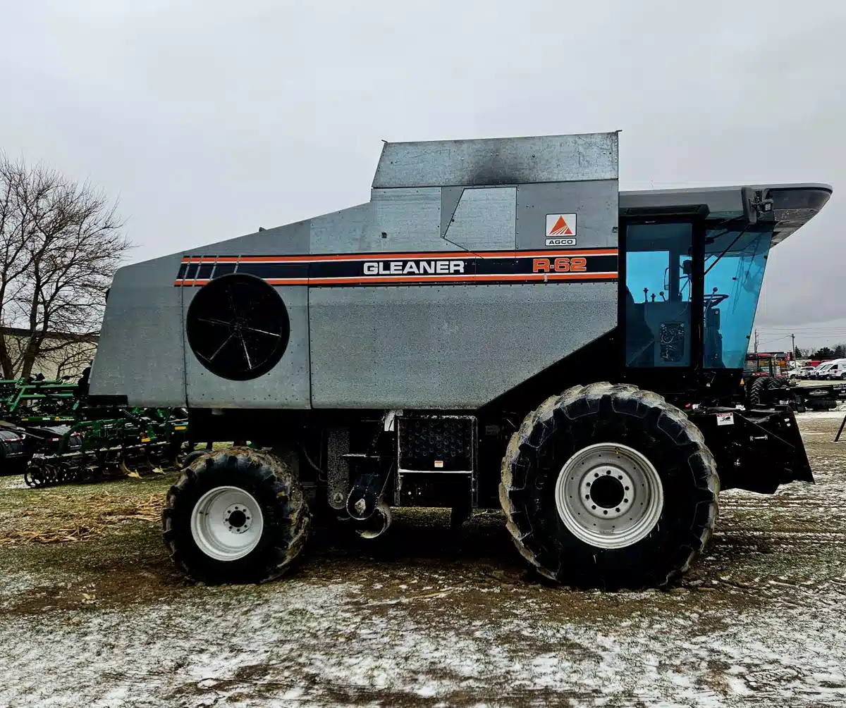 Used 1993 Gleaner R62 Combine