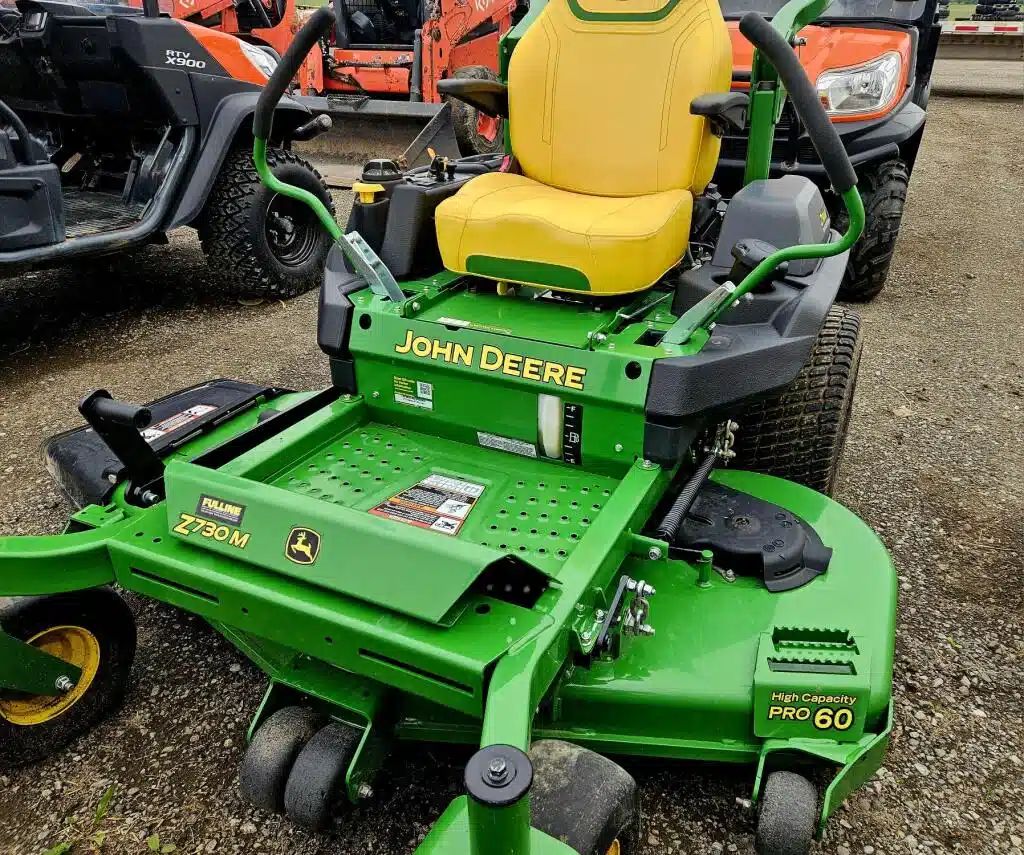 Photo de la Galerie 2 pour 2023 John Deere Z730M Tondeuse à rayon de braquage zéro