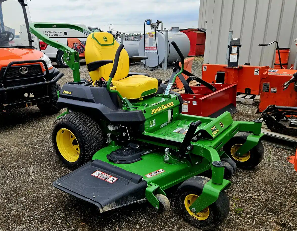 Photo de la Galerie 1 pour 2023 John Deere Z730M Tondeuse à rayon de braquage zéro