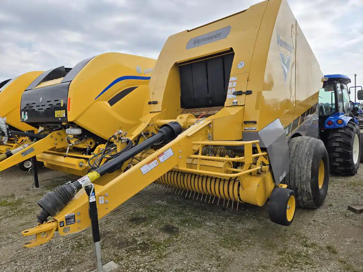 Gallery image 1 for 2023 Vermeer 504 PRO G3 Round Baler
