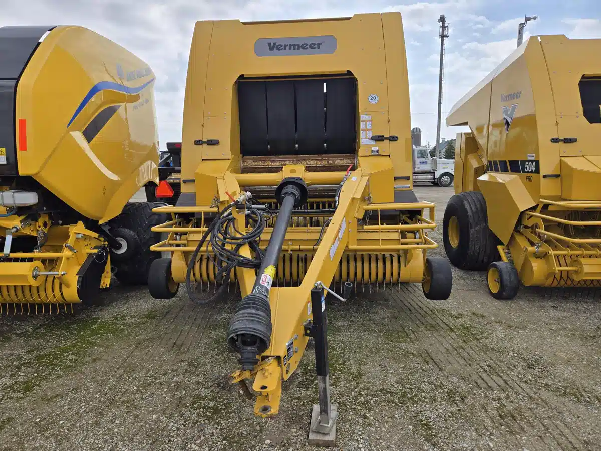 Gallery image 2 for 2023 Vermeer 504 PRO G3 Round Baler