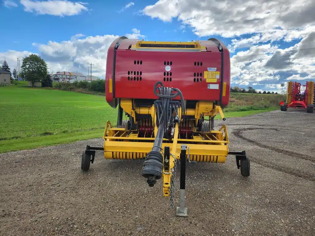 Gallery image 2 for 2022 New Holland ROLL-BELT 450 Round Baler