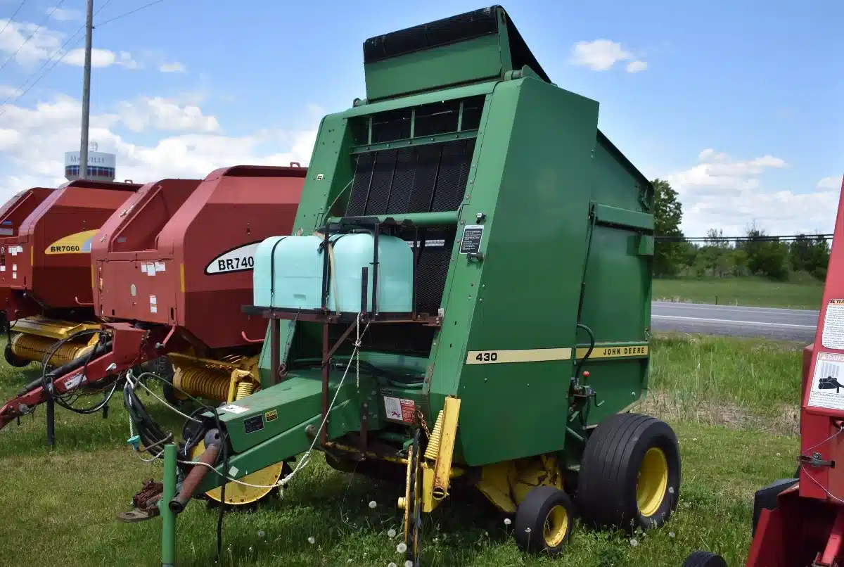 Photo de la Galerie 1 pour 1990 John Deere 430 Presse à Balle Ronde