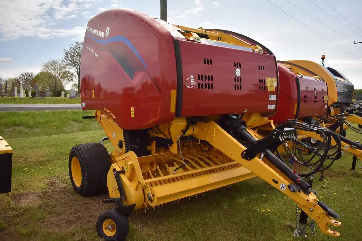 Gallery image 1 for New Holland ROLL-BELT 450 Round Baler