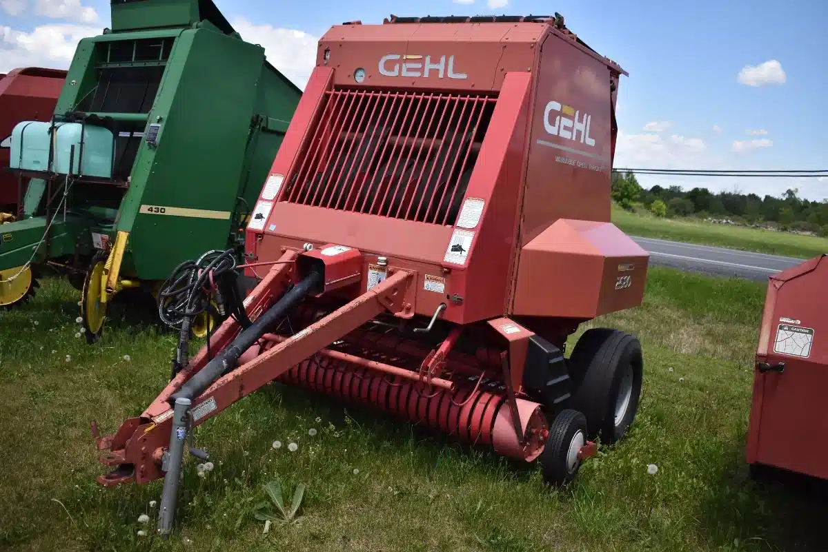 Photo de la Galerie 2 pour 2003 Gehl 2580 silage special Presse à Balle Ronde