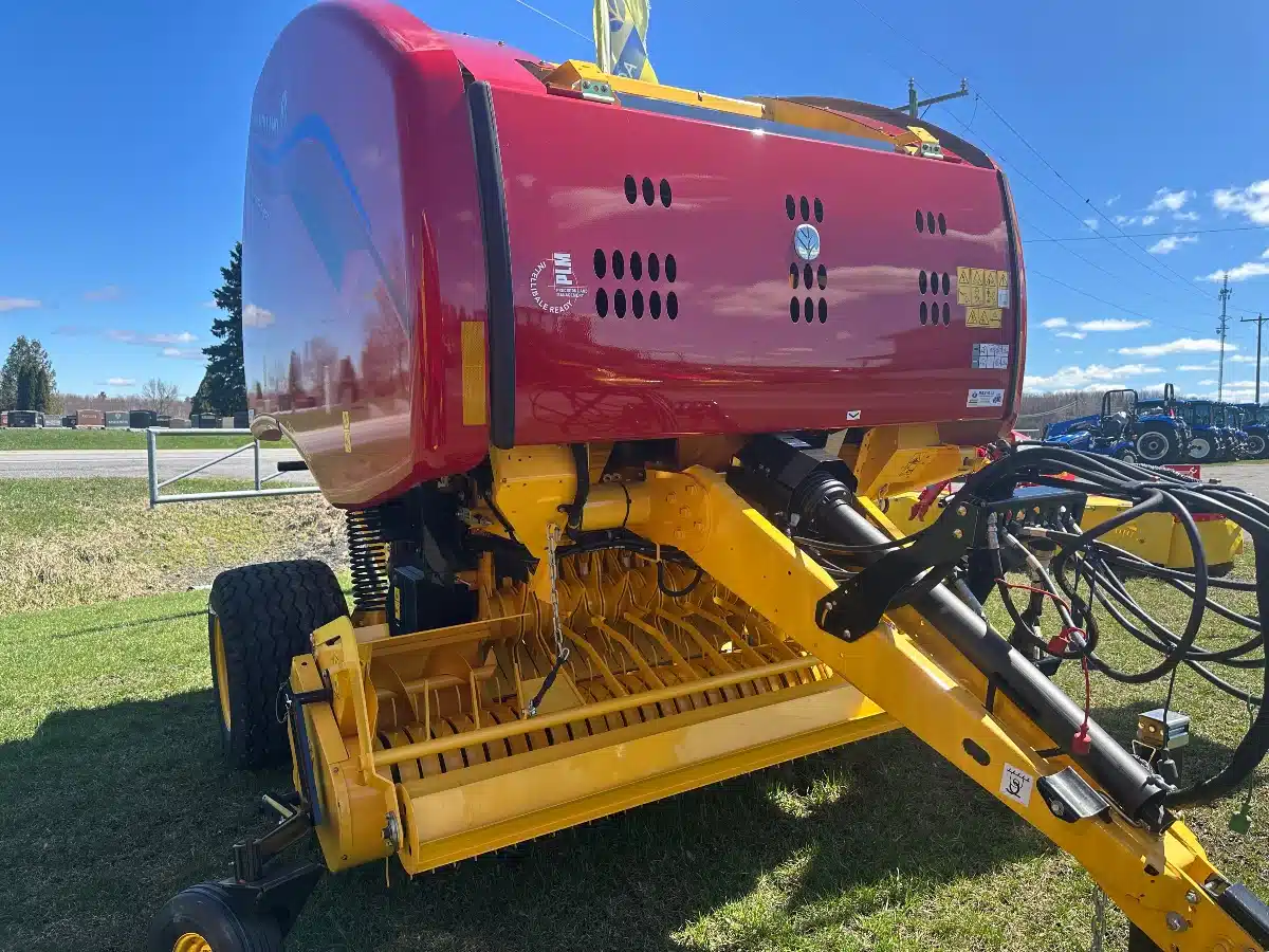 Gallery image 1 for New 2023 New Holland ROLL-BELT 450 Round Baler