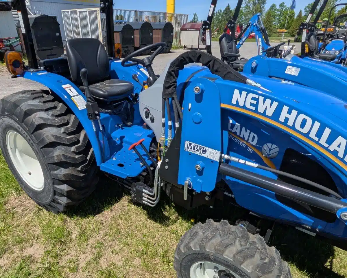 Photo de la Galerie 2 pour New Holland WORKMASTER 35 Tracteur
