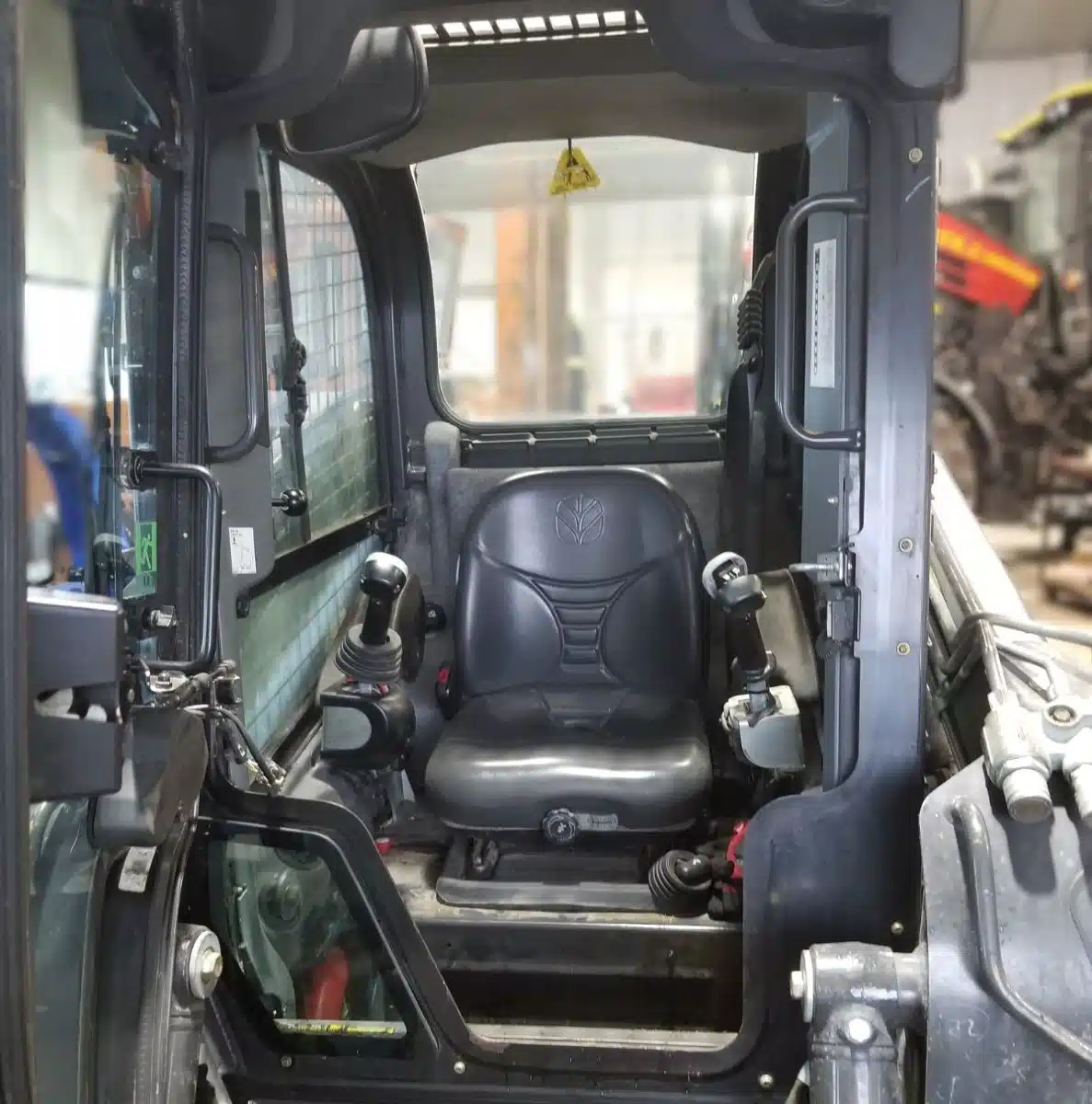 Gallery image 2 for 2012 New Holland Construction L220 Skid Steer