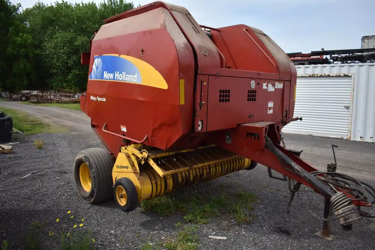 Gallery image 2 for 2012 New Holland BR7060 Round Baler
